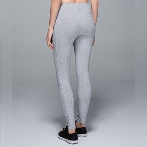 1039. EUC - RARE Lululemon Herringbone Leggings 25”